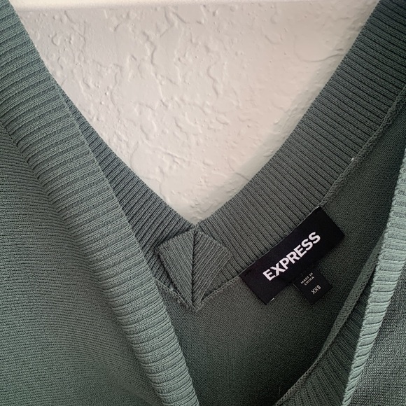 Express V-Neck Relaxed Dolman Sleeve Sweater - Picture 8 of 10